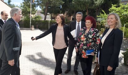 María José Catalá saluda a Felipe Garín, con Manuel Tomás, Rafael Ripoll, Consuelo Ciscar y Paz Olmos.