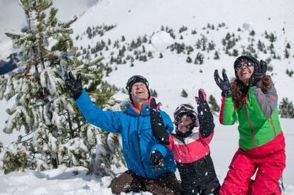 Tres esquiadores juegan con la nieve en la estaci&oacute;n de Cerler.