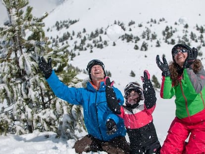 Tres esquiadores juegan con la nieve en la estaci&oacute;n de Cerler.