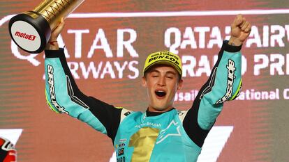 Masià festeja su triunfo en Moto 3 tras el GP de Qatar.