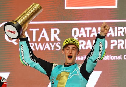 Masià festeja su triunfo en Moto 3 tras el GP de Qatar.