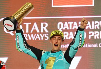 Masià festeja su triunfo en Moto 3 tras el GP de Qatar.