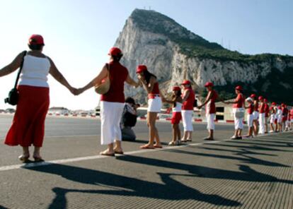 Una cadena humana rodea el Peñón de Gibraltar como símbolo de la unidad de sus ciudadanos.