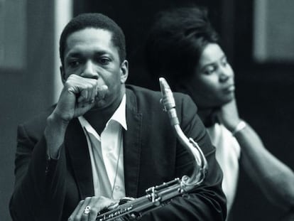 John y Alice Coltrane, fotografiados en 1966 por Chuck Stewart.