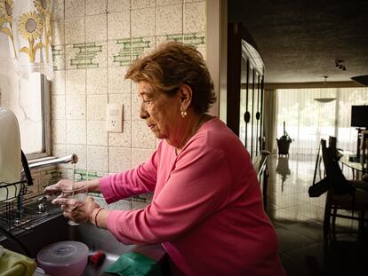 Juana Sánchez, vecina de la colonia Nonoalco, llena un vaso de agua contaminada en la alcaldía Benito Juárez (Ciudad de México).