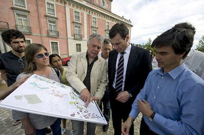 El candidato Tomás Gómez, durante su visita a Boadilla del Monte.