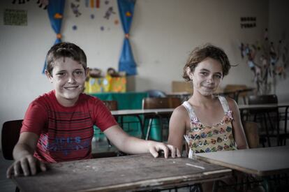 Lucivânio Luis de Sá e Maria Eduarda de Carvalho, ambos de 10 anos, que estudam no quinto ano de uma escola multisseriada, que divide a professora com os estudantes do quarto ano, que tem dois estudantes analfabetos. “Quando tem prova, temos que terminar a nossa e depois ler as questões para eles responderem”, conta o menino.