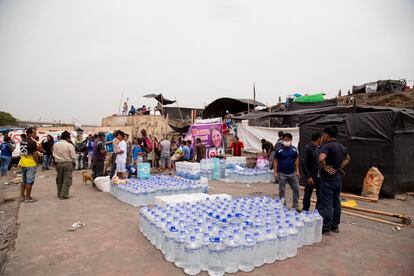 Los víveres y el agua llegaron gracias a las aportaciones de particulares, según los afectados. 