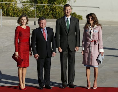 Aunque en esta ocasión Letizia y Rania no han coincidido con 'looks' similares, ambas se han decantado por el mismo color: el rojo. Letizia ha elegido un vestido de manga larga y corte clásico, frente al modelo más cómodo para viajar de la monarca de Jordania, quien lleva un original 'trench'.