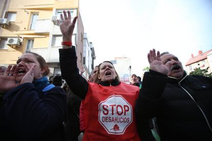 Miembros de la PAH de Parla, Arganda, Usera, Tetuán, Carabanchel o Fuencarral han intentado impedir el desahucio.