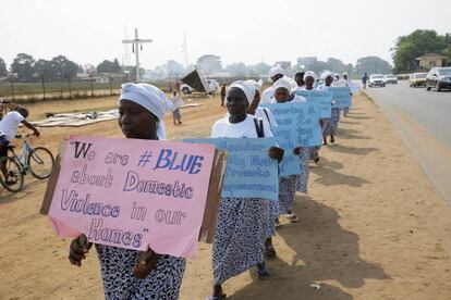 Activistas del grupo 'Red de Mujeres para el Establecimiento de la Paz en Liberia'' portan pancartas junto a una carretera con motivo del Día Internacional de la Mujer, este viernes en Monrovia (Liberia).