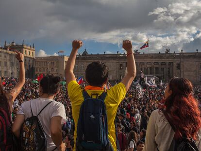 Alumnos participan en una protesta para exigir mayor presupuesto a la educación pública, en Bogotá, Colombia.