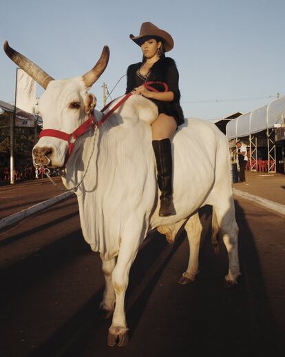 Natasha Alves dos Santos (a la derecha), una policía del Estado de São Paulo, monta uno por diversión. <i>“Desde que era pequeña quería ir a rodeos”</i>, dice. <i>“Pero esto sigue siendo un universo para hombres”.</i>