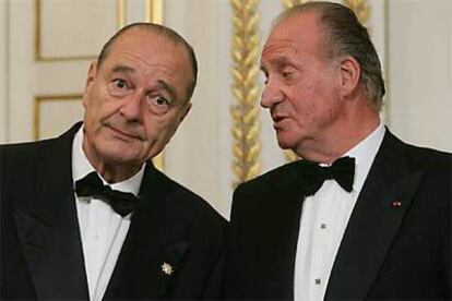 El presidente francés, Jacques Chirac, conversa con Don Juan Carlos, poco antes de la cena de gala ofrecida hoy en el Palacio del Elíseo, en París.