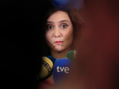 La presidenta de la Comunidad de Madrid, Isabel Díaz Ayuso, atiende a los medios en un acto público.