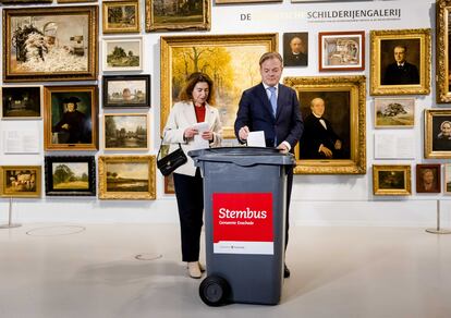 Pieter Omtzigt, líder del partido Nuevo Contrato Social, vota junto a su esposa en el Museumfabriek de Enschede, Países Bajos, el día 22 de noviembre.