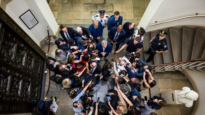 El presidente de la Cámara de Representantes, Kevin McCarthy, atiende a los periodistas en el Capitolio.
