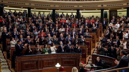 Los diputados del PSOE y de Unidas Podemos se aplauden mutuamente tras las intervenciones de los portavoces del grupo de Unidas Podemos ante el pleno del Congreso. 