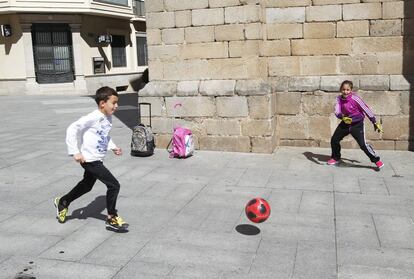 Niños juegan en la Plaza de España, convertida en una zona peatonal.