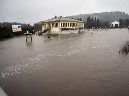 Zona inundada por el desbordamiento del río Azúmara, en Castro de Rei (Lugo).