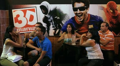 Espectadores en el cine 3D Mania de La Habana.