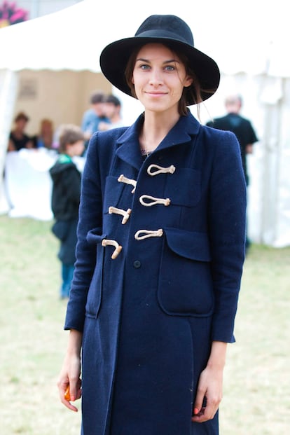 Alexa Chung, con sombrero de ala en fieltro, que combina con un look old school formado por trenca de paño de lana.