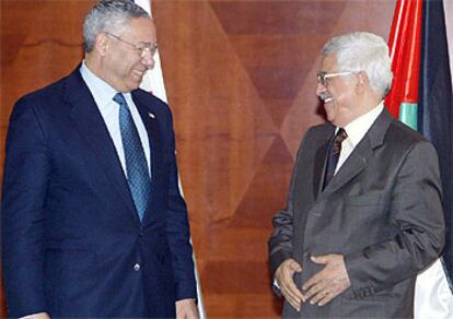 Colin Powell (izquierda) conversa con el primer ministro palestino, Abu Mazen, ayer en Jericó.