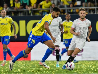 Chris Ramos controla el balón justo antes de hacer el 1-0 para el Cádiz ante el Sevilla.