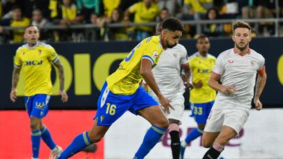 Chris Ramos controla el balón justo antes de hacer el 1-0 para el Cádiz ante el Sevilla.