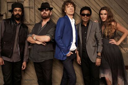 De izquierda a derecha, Damian Marley, Dave Stewart, Mick Jagger, A. R. Rahman y Joss Stone, miembros de la banda SuperHeavy.