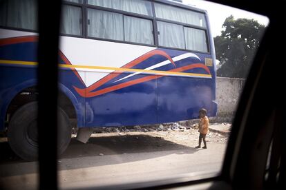 "La soledad camina y la pena avanza para quien la contempla desde otro extremo". Un niño solitario y descalzo junto a un autobús aparcado junto a una carretera en Agra.
