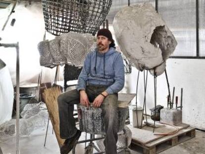 Nacho Carbonell metido en su cueva creativa de Eindhoven (Países Bajos), donde el artista lleva instalado desde 2007.