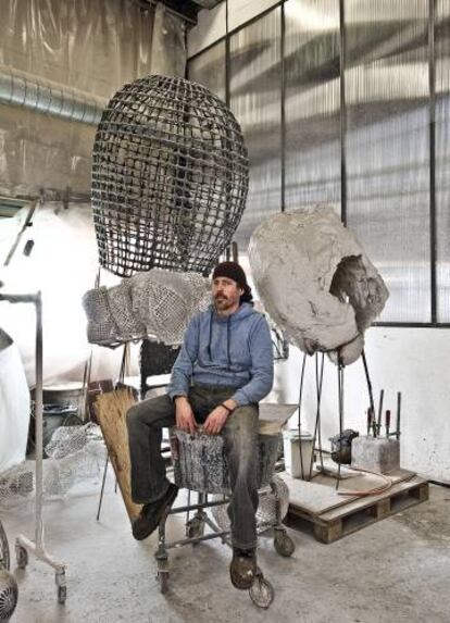 Nacho Carbonell metido en su cueva creativa de Eindhoven (Países Bajos), donde el artista lleva instalado desde 2007.