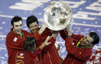 Granollers, Ferrer (de espaldas, Verdasco y Emilio S&aacute;nchez Vicario celebran el triunfo en la Copa Davis 2008, en Mar de Plata