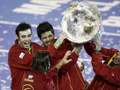 Granollers, Ferrer (de espaldas, Verdasco y Emilio S&aacute;nchez Vicario celebran el triunfo en la Copa Davis 2008, en Mar de Plata