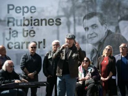 Un acto con Serrat, Colau y Orella, entre otros, bautiza la calle del actor en la Barceloneta