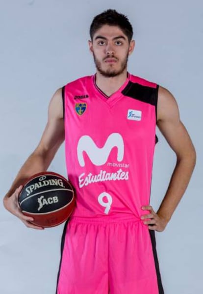 Edgar Vicedo, con la equipación rosa del Estudiantes