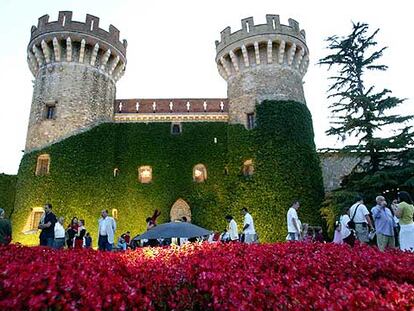 Atmósfera de festival en torno al castillo de Peralada (Girona).