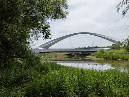 Puente sobre el río Jiangxi diseñado por Zaha Hadid Architects.