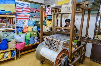 Isabel Montoya teje tela de jarapa en un telar en la primera tienda que abrió, Nijararte.