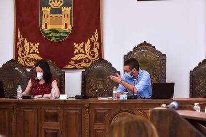 El alcalde de La Línea de la Concepción, Juan Franco, durante el pleno para aprobar una consulta popular para decidir si el municipio traslada al Gobierno y a las Cortes su petición de ser declarado como Ciudad Autonómica.