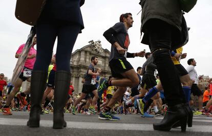 El Samur ha atendido a 25 corredores de la Media Maratón de Madrid por caídas o mareos, la mayoría en el puesto sanitario avanzado ubicado junto a la meta, en el Retiro, sin tener que contabilizar ningún herido grave, ha informado Emergencias Madrid capital. En la imagen, corredores pasan frente a la Puerta de Alcalá.