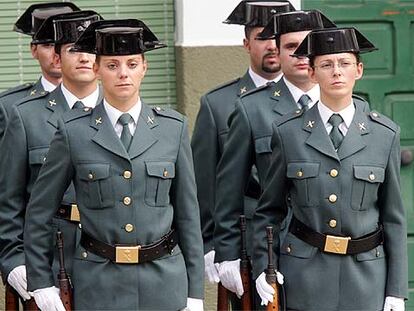 Homenaje de la Guardia Civil al policía de Sueca tiroteado