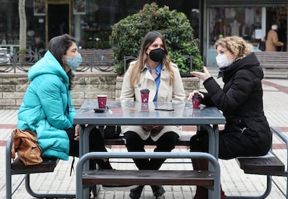 Las candidatas Manuela Bergerot (Más Madrid), Alejandra Jacinto (Unidas Podemos) y Hana Jalloul (PSOE), en un banco de la plaza de Quintana.