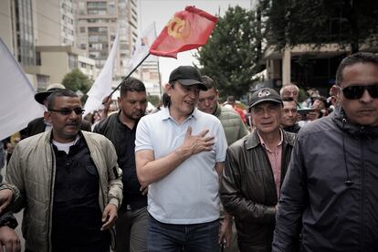 Gustavo Bolívar, candidato a la alcaldía de Bogotá del partido de Gobierno, durante la marcha a favor de las reformas propuestas por el Ejecutivo, en Bogotá.