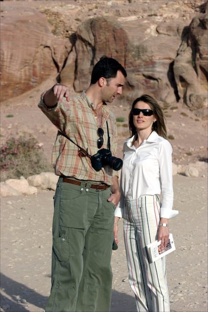 Don Felipe y doña Letizia en Petra, Jordania. En este viaje asistieron por primera vez a su primer acto oficial tras su matrimonio: la boda del heredero jordano, el Príncipe Hamza, celebrada en agosto de 2004.