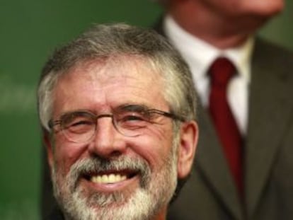 Gerry Adams sonríe a sus seguidores el pasado lunes en un acto en West Belfast una vez liberado tras cuatro días de detención.