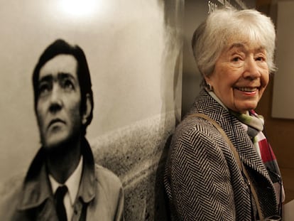 Aurora Bernárdez, ayer ante una imagen de Julio Cortázar tomada por Antonio Gálvez.