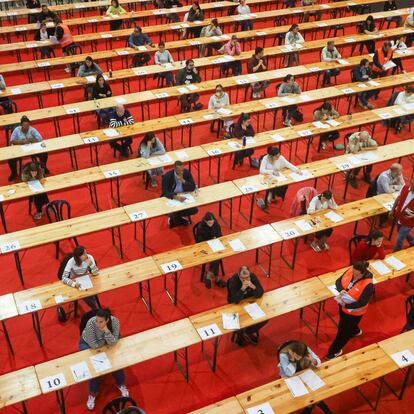 SILLEDA (PONTEVEDRA), 23/06/2024.- Opositores al inicio de los exámenes del concurso-oposición de la categoría de médico de familia de atención primaria, este domingo, en el Recinto da Feira Internacional de Galicia, en Silleda, Pontevedra. EFE/ Xoán Rey
