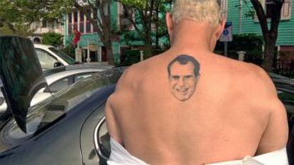 A tatuagem de Nixon nas costas de Stone.